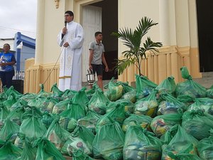 Campanha de Natal da Catedral Nossa Senhora do Amparo distribui 237 cestas de alimentos em Palmeira