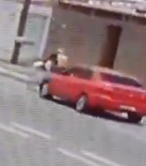 [Vídeo] Câmeras flagram momento em que motorista atropela PM em Maceió