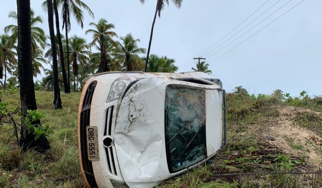 Motorista perde controle da direção, sai da pista e capota na AL-101 Sul