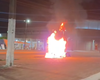 Moto pega fogo em frente a shopping no Benedito Bentes, em Maceió