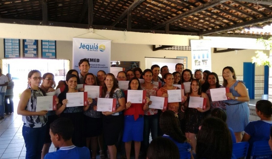 Estudantes recebem tablets em Jequiá da Praia