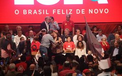 Com presença de Dilma, PT lança pré-candidatura de Lula 