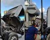 Influenciador para e ajuda trabalhador durante incêndio em caminhão em Maceió