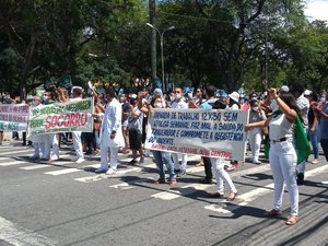 Ato de profissionais da enfermagem ocupa Avenida Fernandes Lima