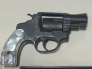 Homem foge para área de mata após confronto com policiais na 'Vila do Carlinhos Maia'