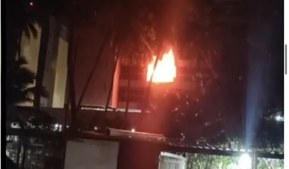 Incêndio destrói apartamento em prédio residencial na Cruz das Almas