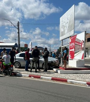 Motociclista é arrastado após colisão com carro em Olho d’Água do Casado