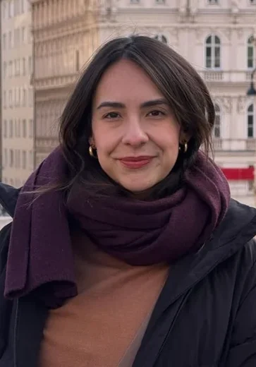 Influencer famosa revela câncer raro associado a implante de silicone