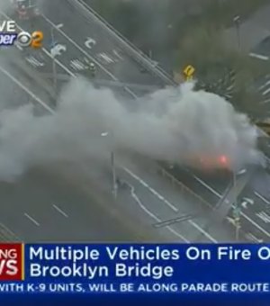 Carros pegam fogo na ponte que liga Manhattan ao Brooklyn nos EUA