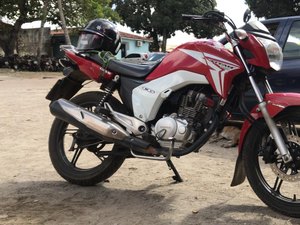 Polícia recupera motocicleta que havia sido roubada por dupla armada, em Arapiraca