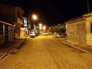 Dupla armada assalta jovem no Centro de Japaratinga