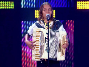 Garoto alagoano que surpreendeu os jurados do The Voice Kids toca sanfona desde os três anos de idade