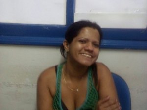 Mulher é presa com R$ 480 e 50 pedras na calcinha