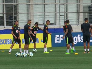 Quase completa, Seleção Brasileira treina em Porto Alegre para enfrentar o Equador