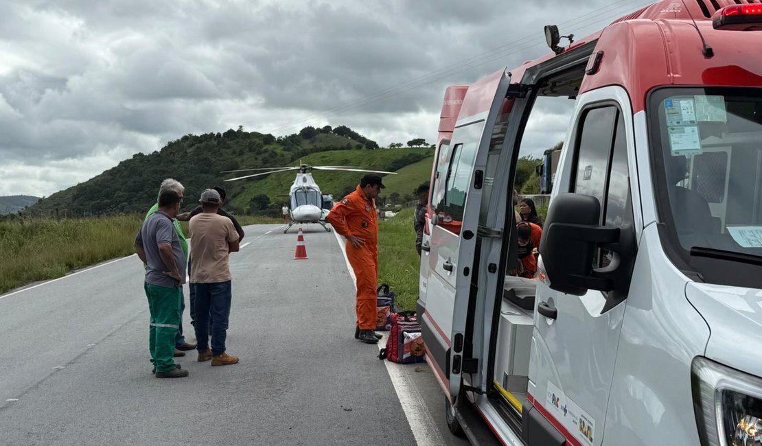 Duas pessoas ficam feridas após capotamento na BR-101 em Joaquim Gomes
