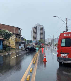 Motorista que derrubou poste na Leste-Oeste é socorrido com ferimentos no rosto e dor no tórax