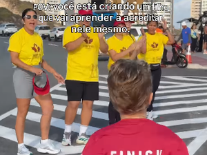 Mãe emociona ao incentivar filho durante corrida kid