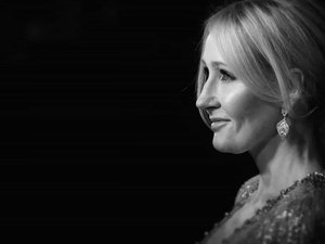 Autores deixam agência de JK Rowling após declaração transfóbica