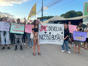 Estudantes protestam contra decisão dos ônibus não entrarem na Ufal