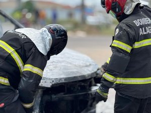 Incêndio atinge veículo estacionado em garagem de residência, em Penedo