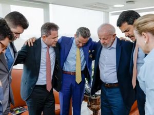 Ao lado de Messias, Lula recebe deputado e bispos evangélicos no Planalto