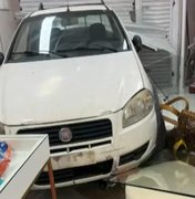Carro invade e destrói loja no Jacintinho durante a madrugada; lata de cerveja foi encontrada no veículo