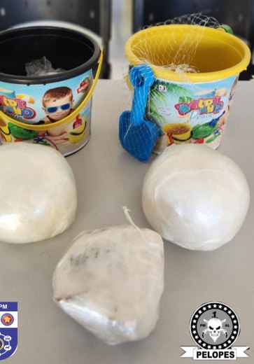 Pelopes apreende drogas escondidas em baldes infantis em uma casa no Manoel Teles