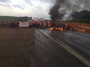 Integrantes da Liga dos Camponeses realizam manifestação e interditam BR-101