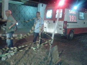 Motoqueiro cai dentro de buraco no bairro São Luís, em Arapiraca