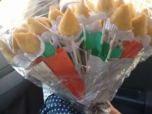 Desempregada enfrena crise vendendo 'buquê' de coxinhas
