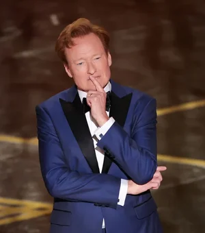 Anfitrião do Oscar abre premiação com piada sobre Epstein e príncipe Andrew