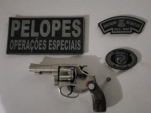 Jovem e adolescente são detidos por porte ilegal de arma de fogo