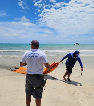 Marinha retira boias de flutuação ao lado de hélice de navio no mar de Maragogi
