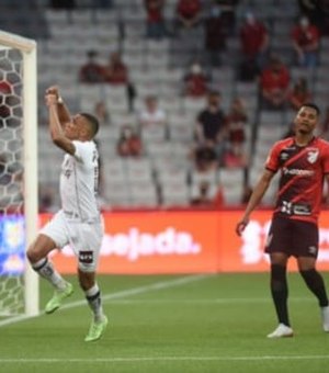 Santos vence Athletico em Curitiba e respira na luta contra o rebaixamento