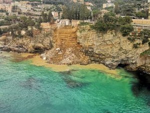 Deslizamento de terras em cemitério italiano lança caixões para o mar
