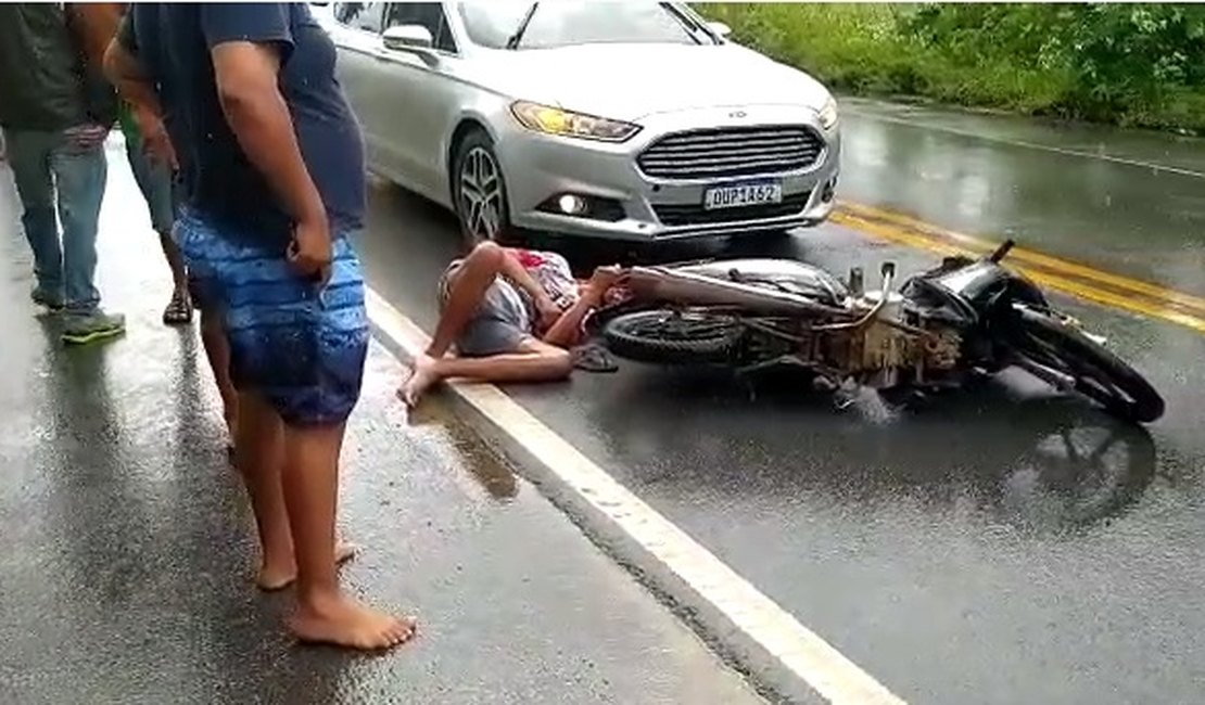 Ocupantes de motocicleta ficam feridos em acidente na AL 101 Norte em Alagoas