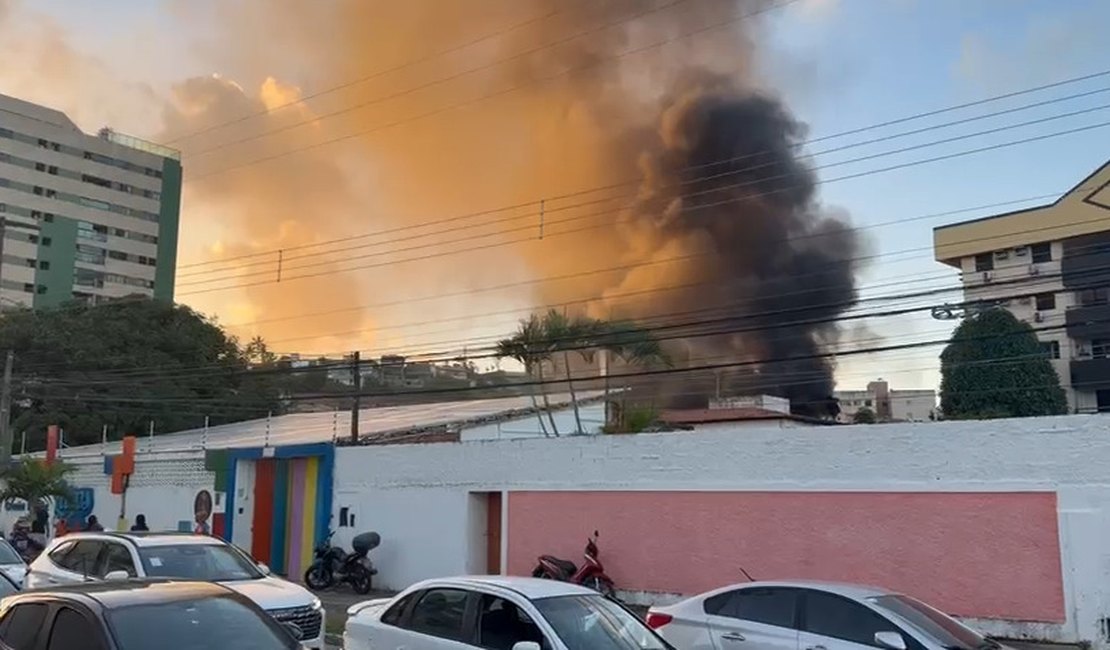 Incêndio em residência abandonada mobiliza bombeiros no bairro Mangabeiras