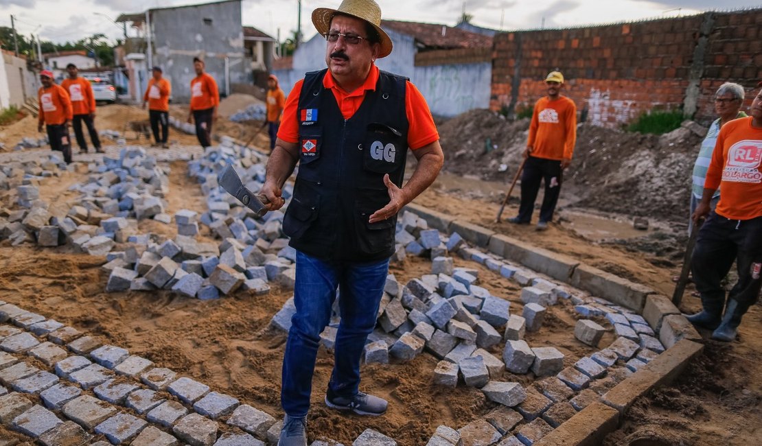 Prefeito Gilberto Gonçalves vistoria obras de drenagem e pavimentação na parte alta de Rio Largo
