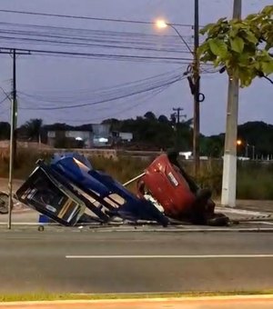 [Vídeo] Carro perde controle e destrói ponto de ônibus e poste na Av. Durval de Góes Monteiro