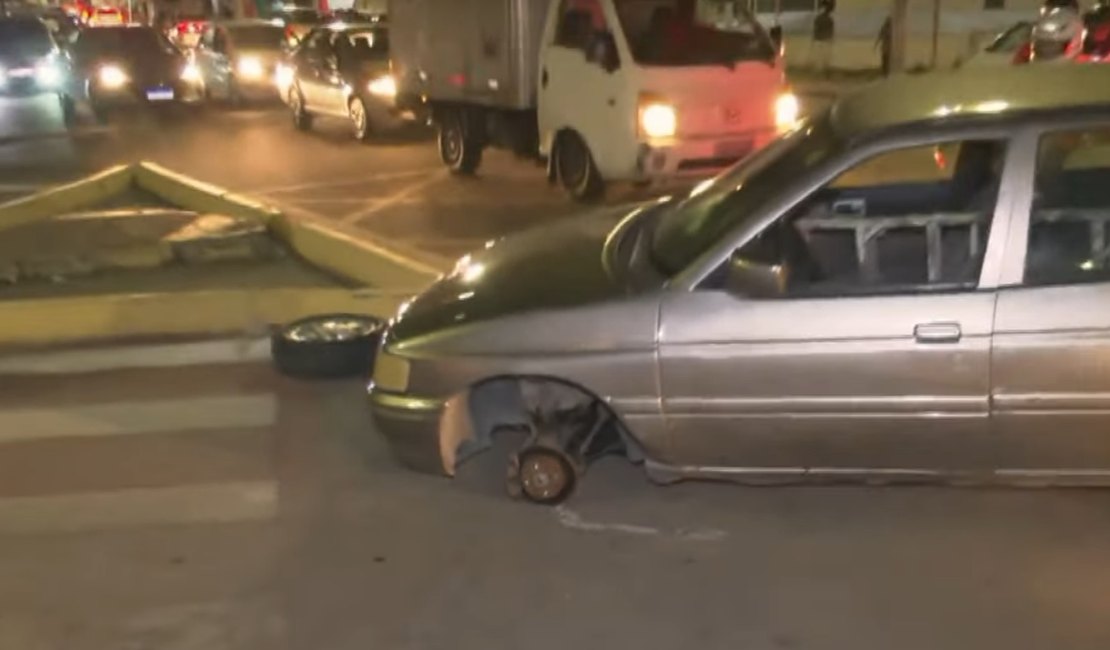 Carro perde roda e engarrafa trânsito na Avenida Cleto Campelo