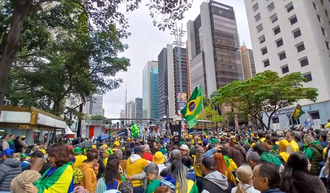 Apoiadores de Flávio Bolsonaro se reúnem para ato na Avenida Paulista