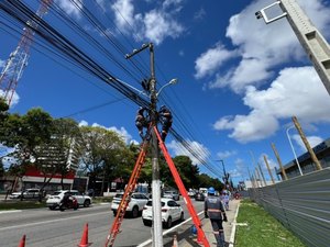 Projeto Poste Limpo avança pela Avenida Fernandes Lima, em Maceió