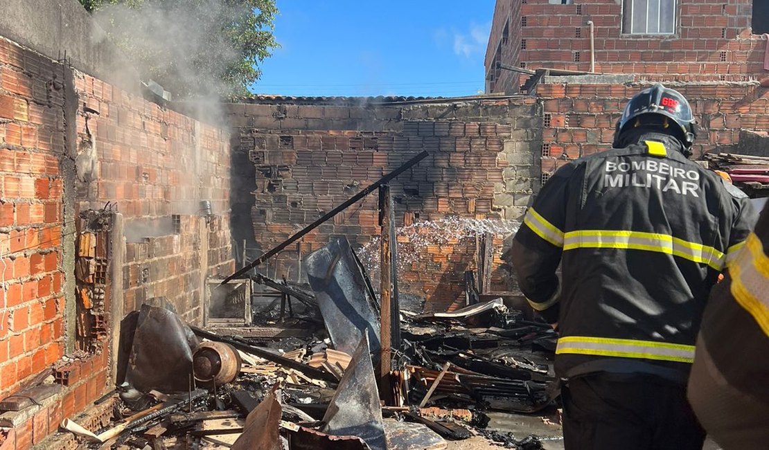 Incêndio destrói barraco em Rio Largo