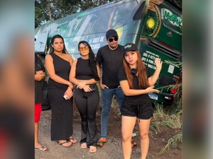 Ônibus da banda Mastruz com Leite sai da pista e bate em árvore durante viagem ao Pará