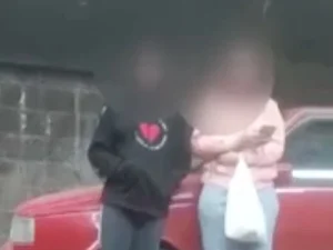Menino de 6 anos grava a irmã sendo esfaqueada para enviar imagens à mãe