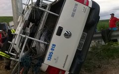 Funcionário da Eletrobras fica preso às ferragens após colisão