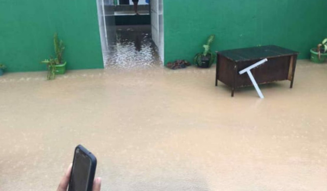[Vídeo] Águas das chuvas invadem escola pública de São Miguel dos Milagres
