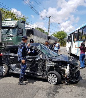 Apresentador de TV fica preso a ferragens de carro após acidente em avenida de Fortaleza
