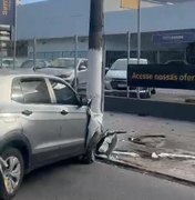 Motorista perde controle da direção e colide contra poste em Maceió