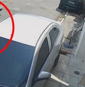 [Vídeo] Dupla em motocicleta rouba moto e celulares em Fernão Velho, em Maceió